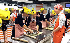 関西本部:帝塚山学院高等学校「創究講座」 ラーメンミュージアムでの実習体験